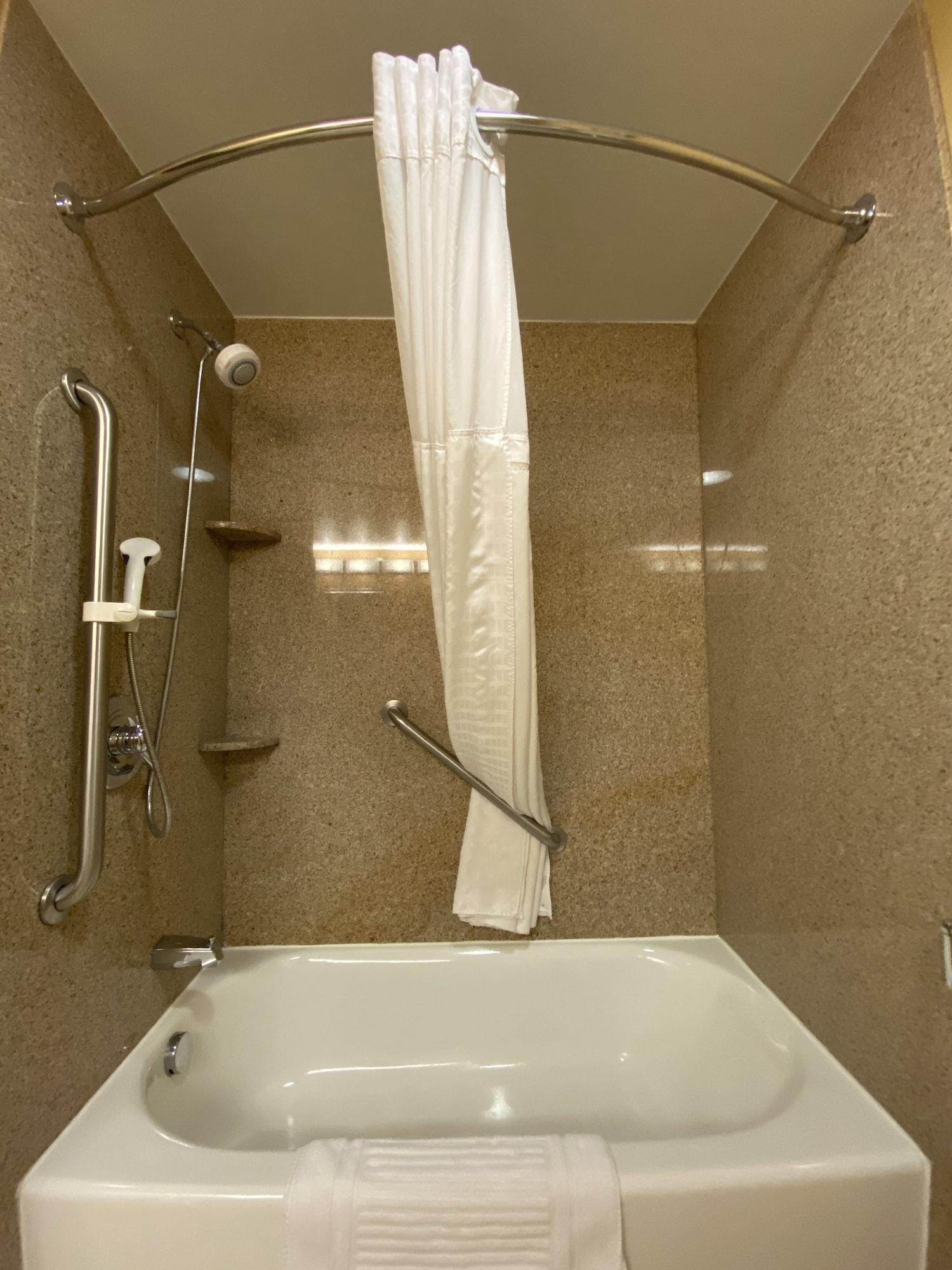 Quality Inn Near Walden Galleria Mall Чийктоуага Екстериор снимка