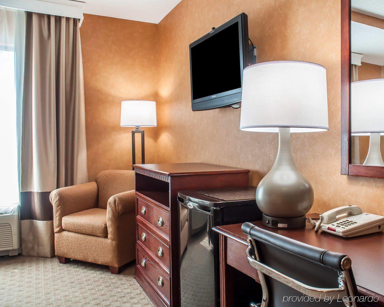 Quality Inn Near Walden Galleria Mall Чийктоуага Екстериор снимка