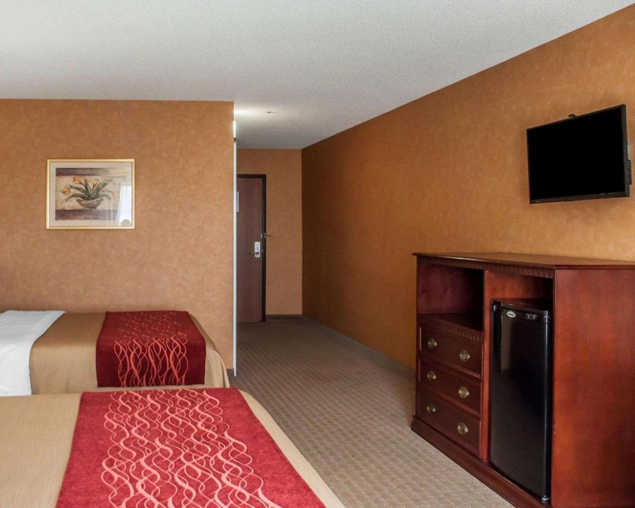 Quality Inn Near Walden Galleria Mall Чийктоуага Екстериор снимка