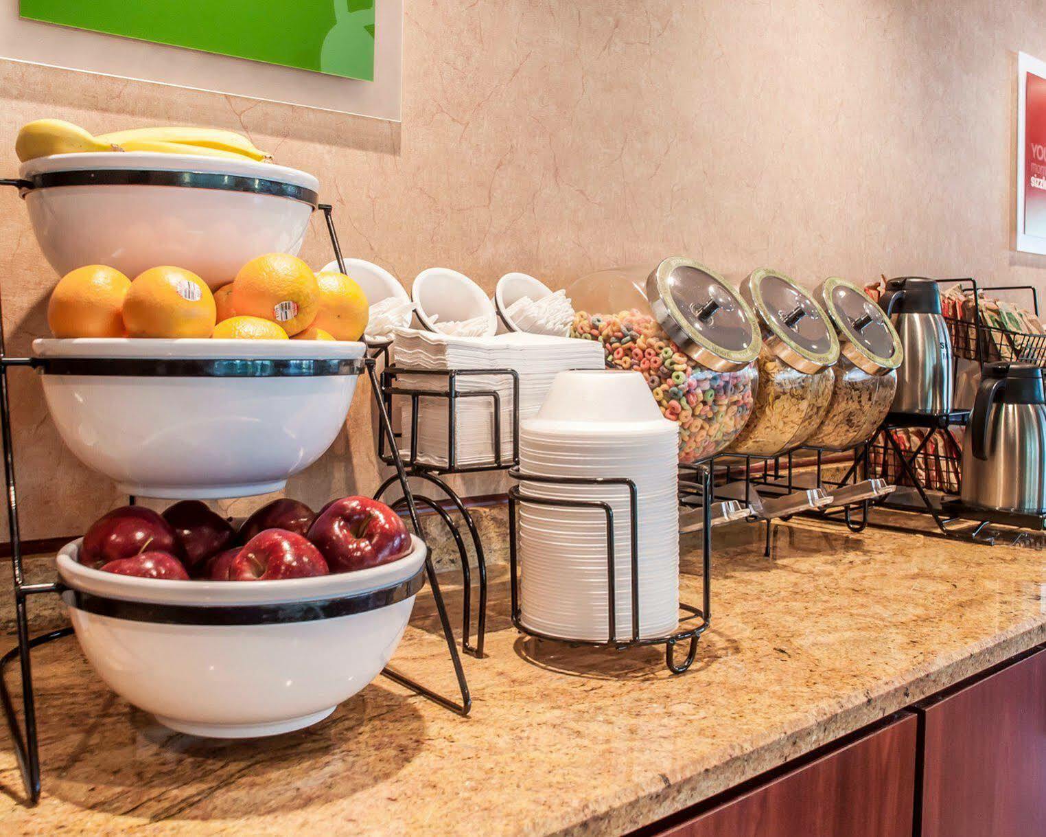 Quality Inn Near Walden Galleria Mall Чийктоуага Екстериор снимка