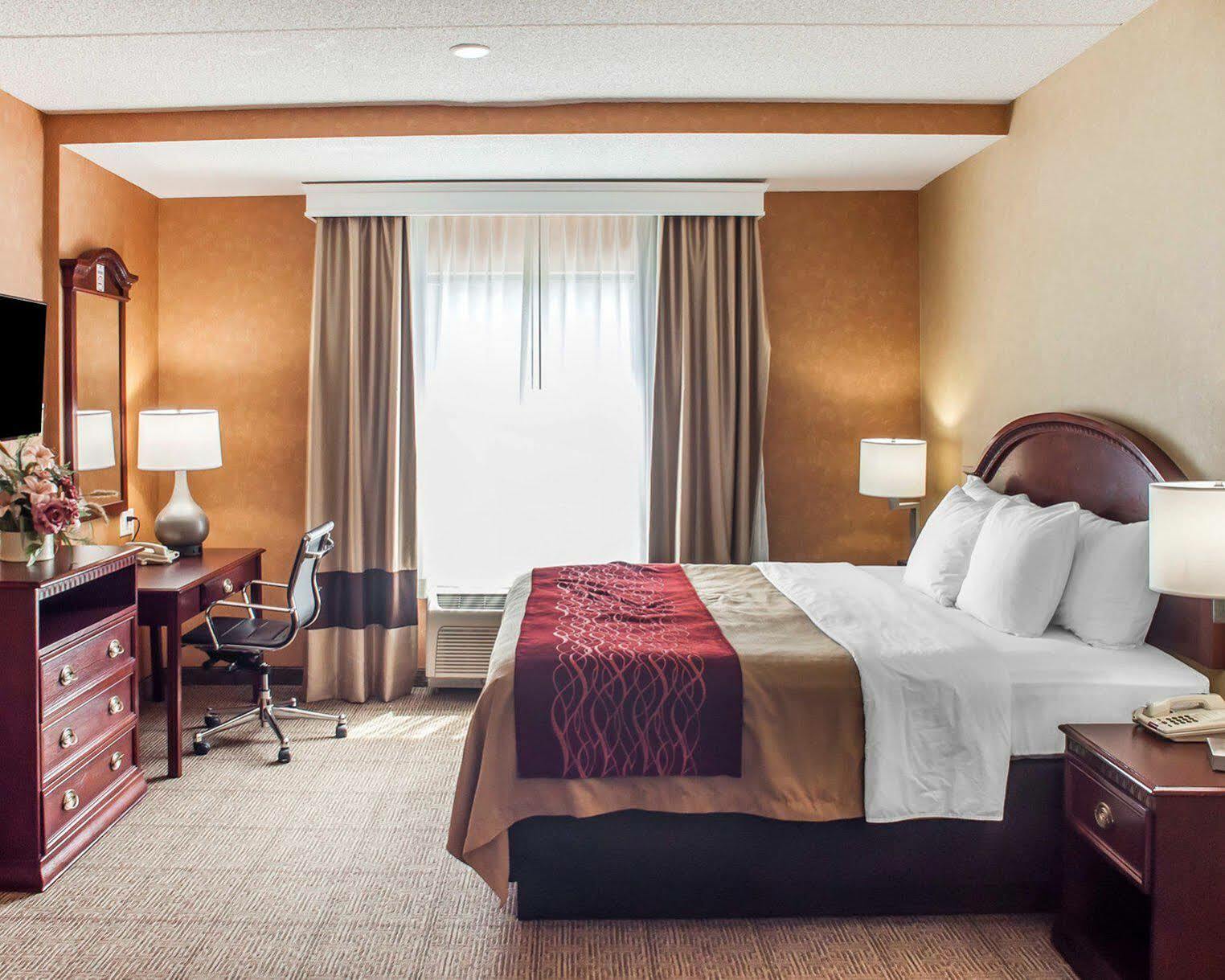 Quality Inn Near Walden Galleria Mall Чийктоуага Екстериор снимка
